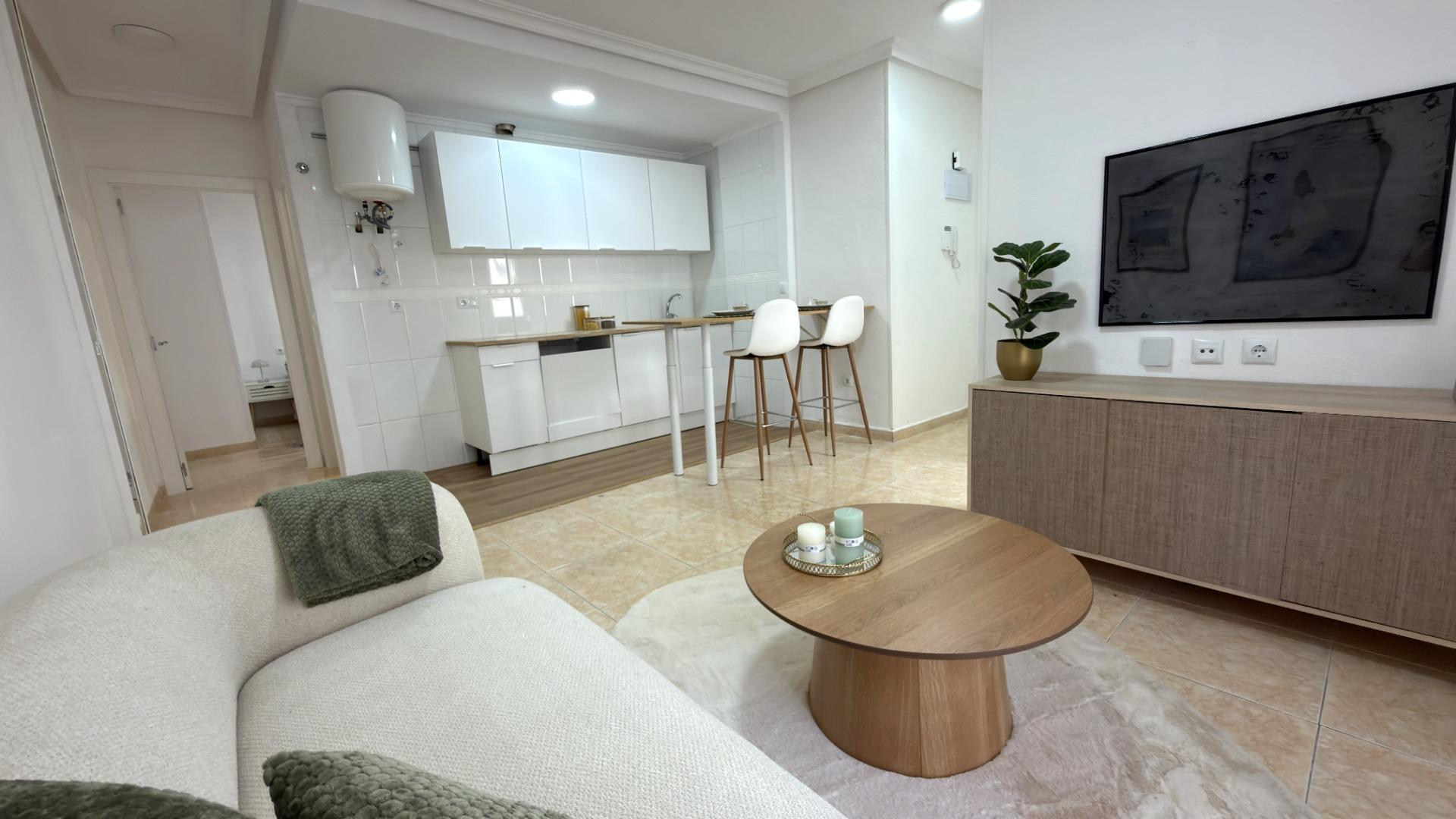 For sale - 2 Bedroom 1 Bathroom Apartment in Torrevieja - Centro  - Alicante