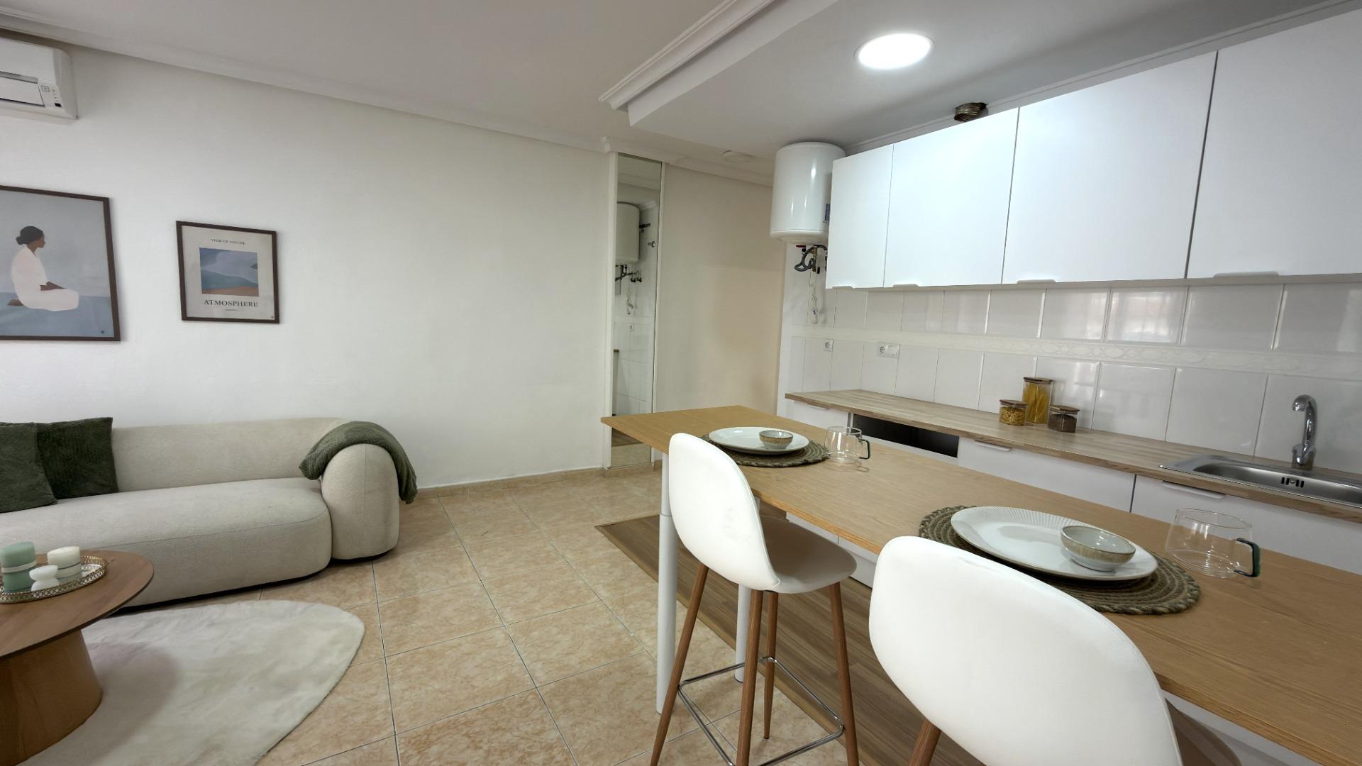 For sale - 2 Bedroom 1 Bathroom Apartment in Torrevieja - Centro  - Alicante