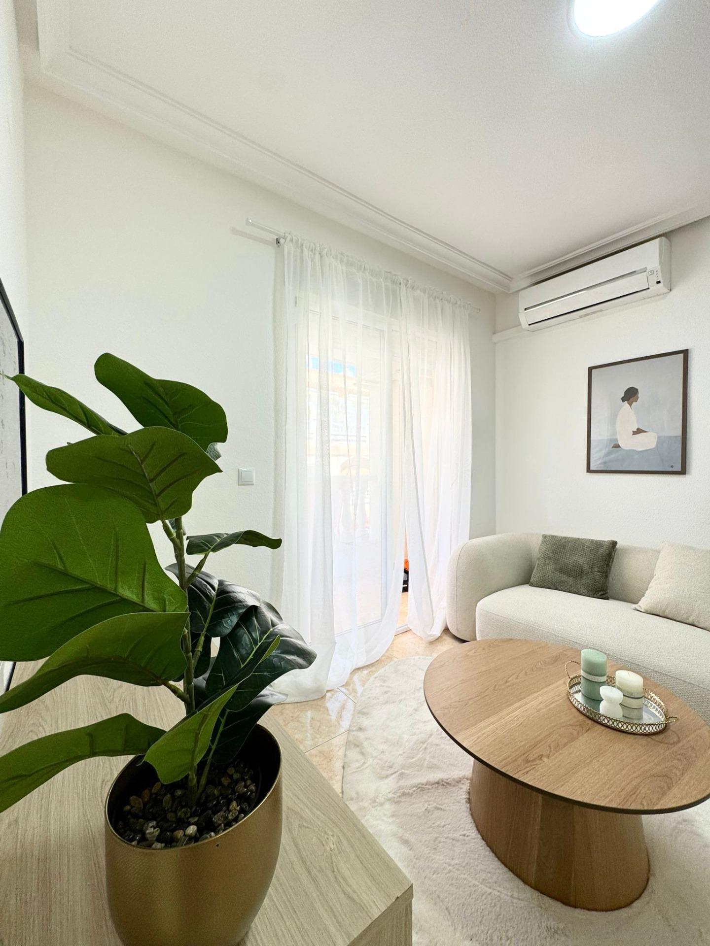 For sale - 2 Bedroom 1 Bathroom Apartment in Torrevieja - Torrevieja  - Alicante