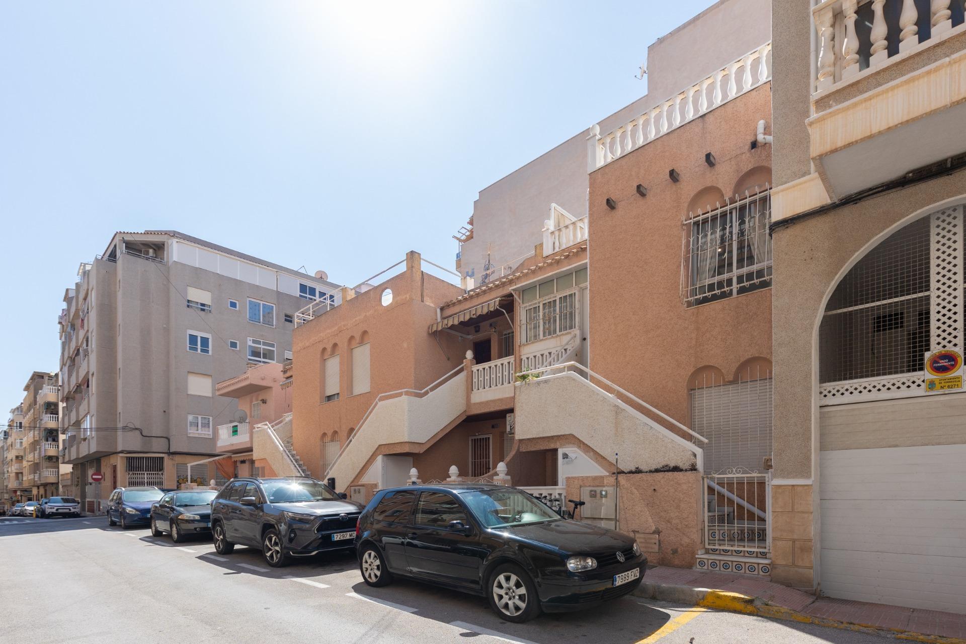 For sale - 3 Bedroom 2 Bathroom Bungalow in Torrevieja - Centro  - Alicante