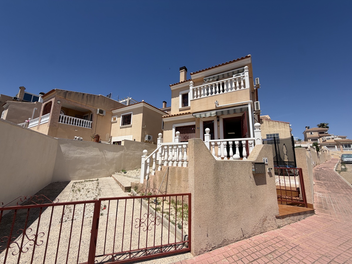 For sale - 3 Bedroom 1 Bathroom Villa in Villamartin - , Villamartin, Alicante, Spain - Alicante