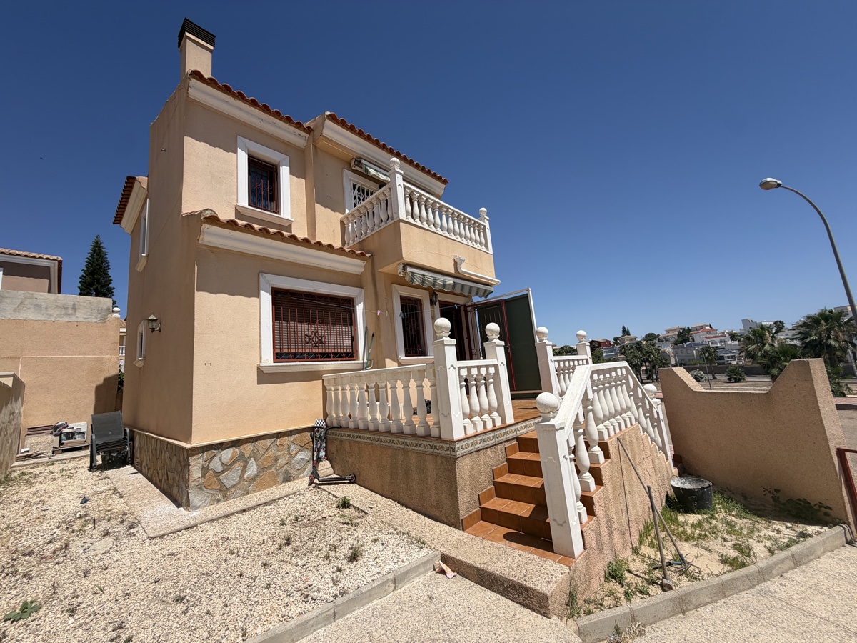 For sale - 3 Bedroom 1 Bathroom Villa in Villamartin - , Villamartin, Alicante, Spain - Alicante