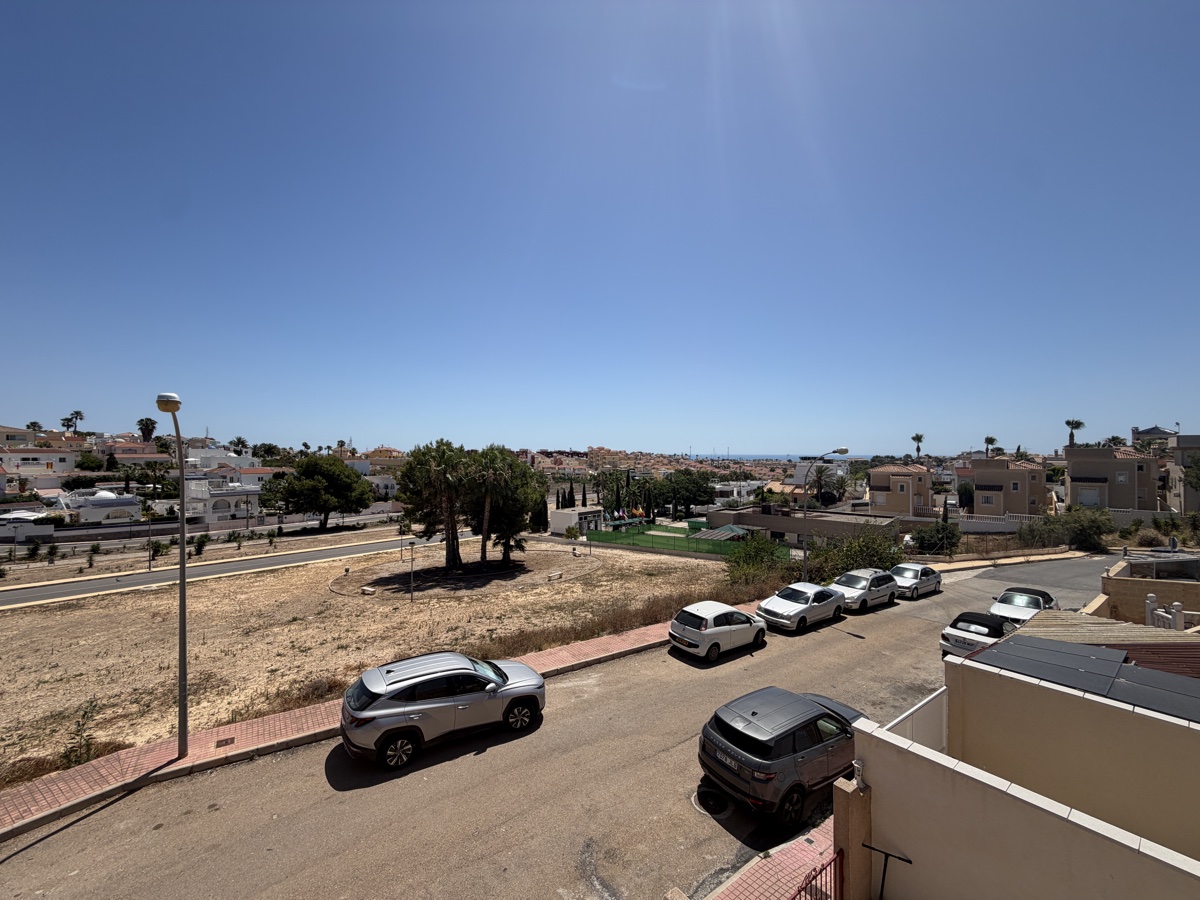 For sale - 3 Bedroom 1 Bathroom Villa in Villamartin - , Villamartin, Alicante, Spain - Alicante