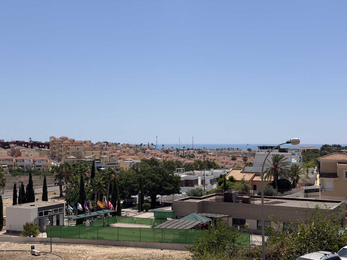 For sale - 3 Bedroom 1 Bathroom Villa in Villamartin - , Villamartin, Alicante, Spain - Alicante