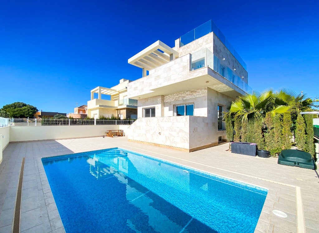 For sale - 4 Bedroom 3 Bathroom Villa in La Zenia - La Zenia  - Alicante