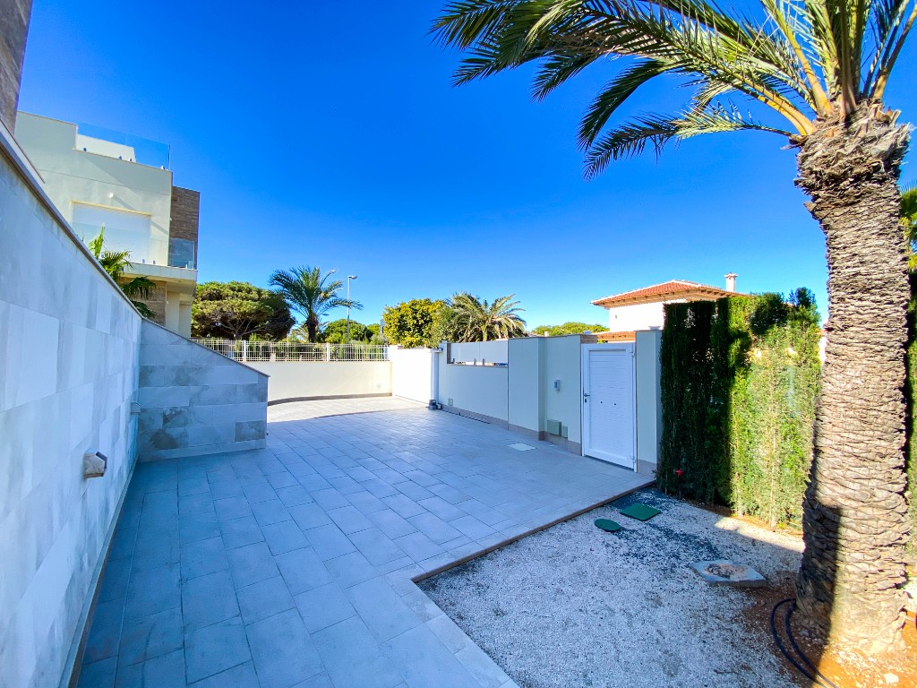 For sale - 4 Bedroom 3 Bathroom Villa in La Zenia - La Zenia  - Alicante