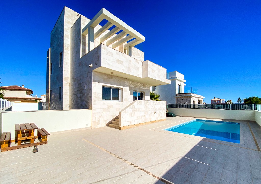 For sale - 4 Bedroom 3 Bathroom Villa in La Zenia - La Zenia  - Alicante