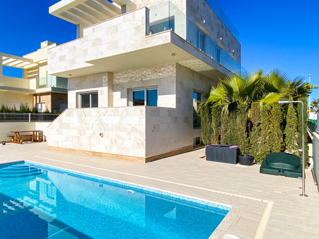 For sale - 4 Bedroom 3 Bathroom Villa in La Zenia - La Zenia  - Alicante