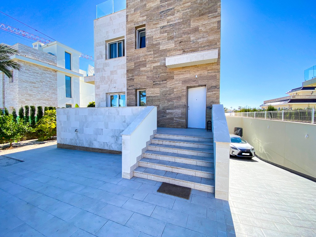 For sale - 4 Bedroom 3 Bathroom Villa in La Zenia - La Zenia  - Alicante