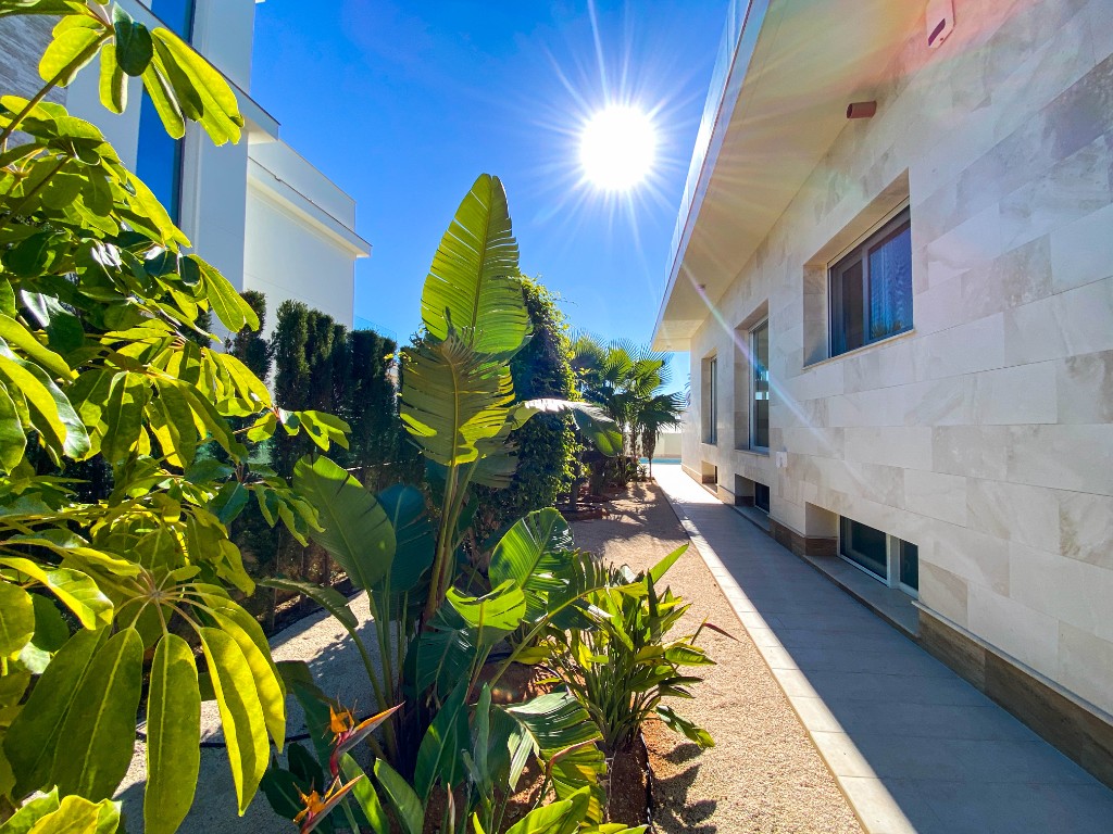 For sale - 4 Bedroom 3 Bathroom Villa in La Zenia - La Zenia  - Alicante