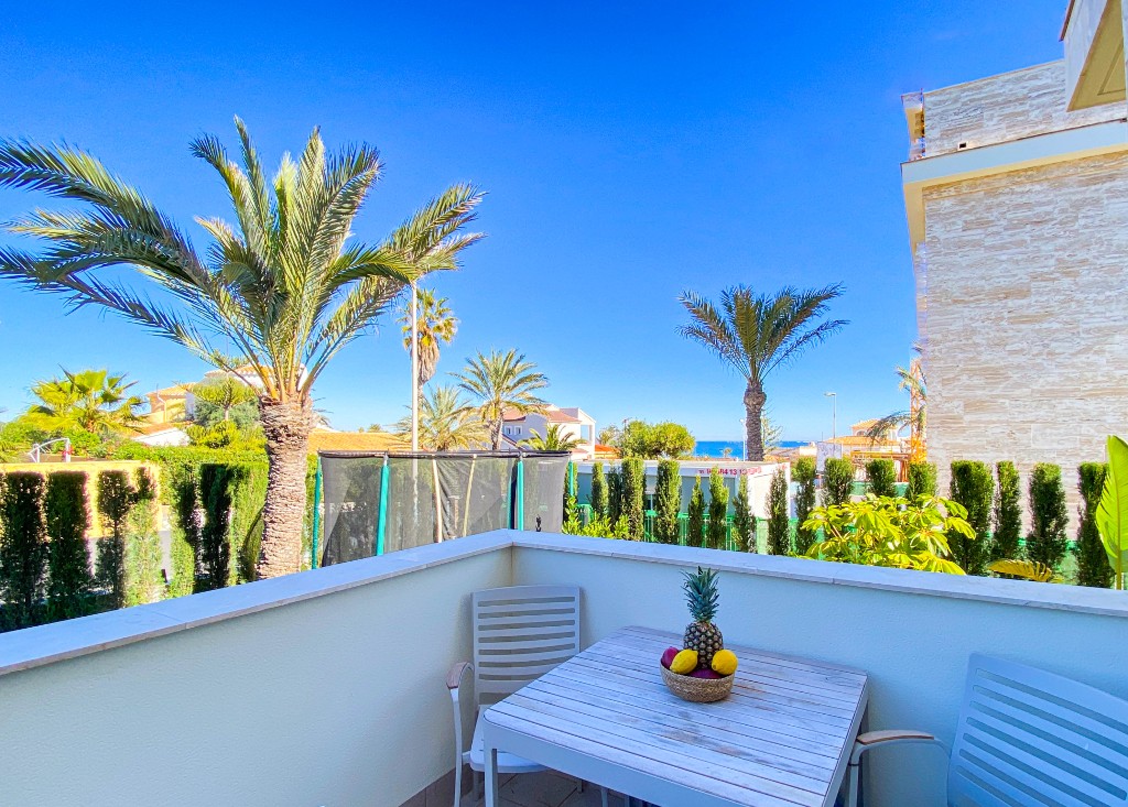 For sale - 4 Bedroom 3 Bathroom Villa in La Zenia - La Zenia  - Alicante