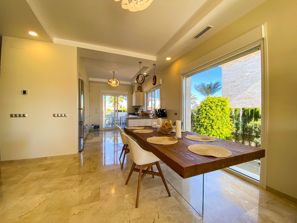 For sale - 4 Bedroom 3 Bathroom Villa in La Zenia - La Zenia  - Alicante