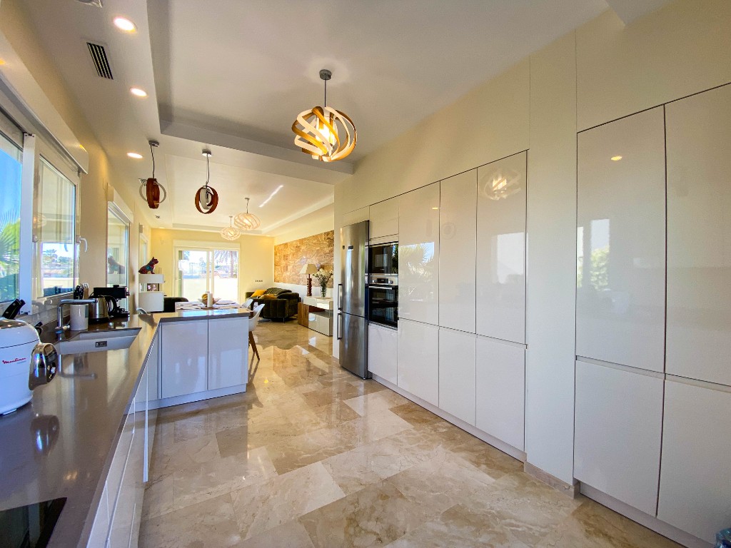 For sale - 4 Bedroom 3 Bathroom Villa in La Zenia - La Zenia  - Alicante