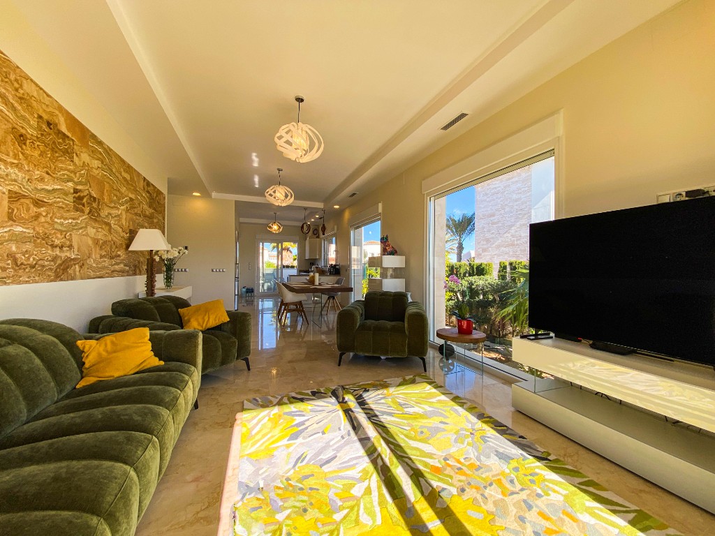 For sale - 4 Bedroom 3 Bathroom Villa in La Zenia - La Zenia  - Alicante