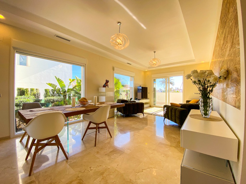 For sale - 4 Bedroom 3 Bathroom Villa in La Zenia - La Zenia  - Alicante