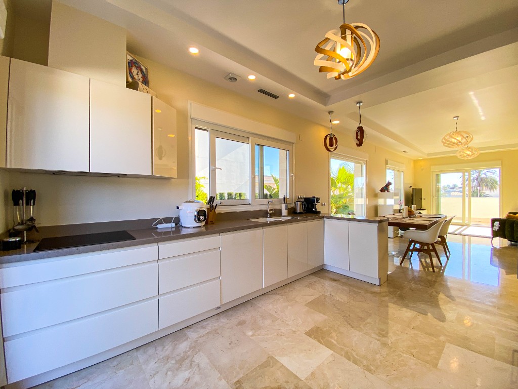 For sale - 4 Bedroom 3 Bathroom Villa in La Zenia - La Zenia  - Alicante