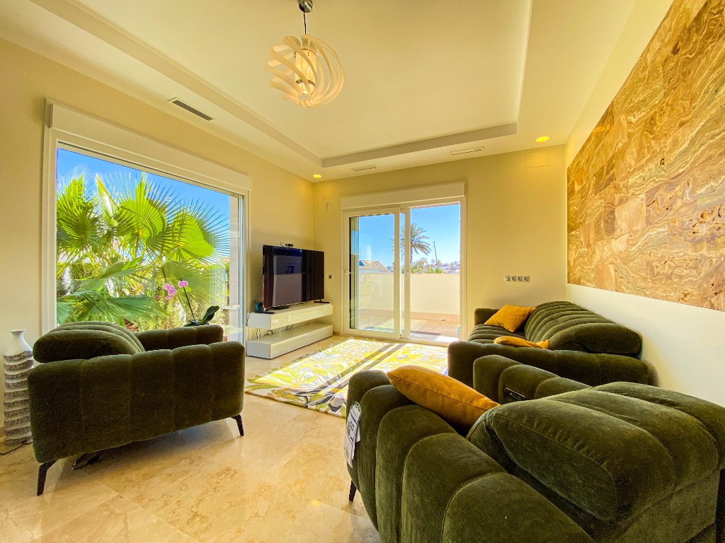 For sale - 4 Bedroom 3 Bathroom Villa in La Zenia - La Zenia  - Alicante