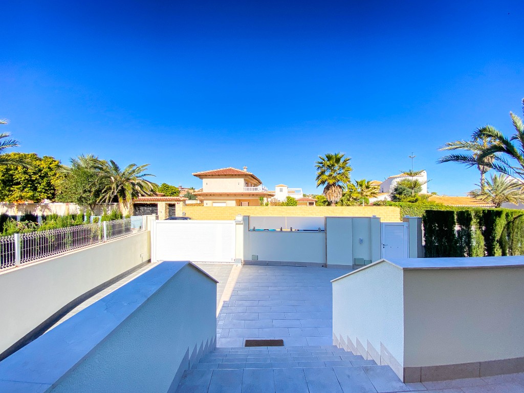 For sale - 4 Bedroom 3 Bathroom Villa in La Zenia - La Zenia  - Alicante