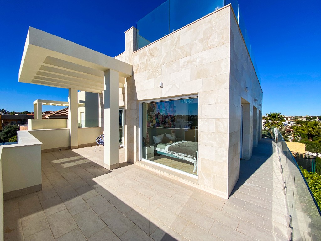 For sale - 4 Bedroom 3 Bathroom Villa in La Zenia - La Zenia  - Alicante