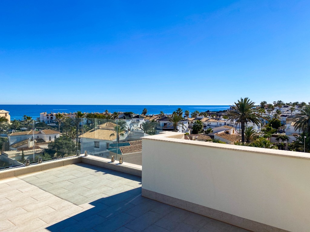 For sale - 4 Bedroom 3 Bathroom Villa in La Zenia - La Zenia  - Alicante