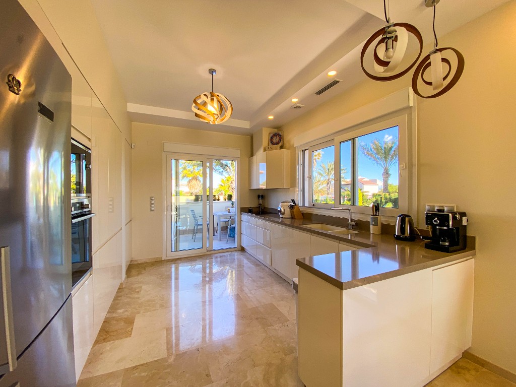 For sale - 4 Bedroom 3 Bathroom Villa in La Zenia - La Zenia  - Alicante