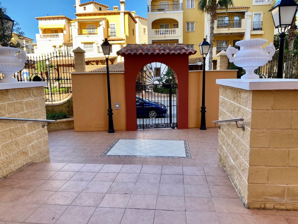 For sale - 3 Bedroom 2 Bathroom Apartament in Torrevieja - Torrevieja  - Alicante