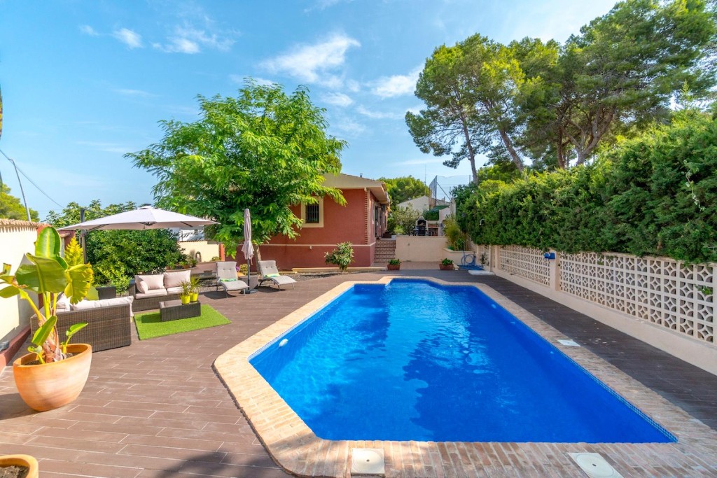 For sale - 5 Bedroom 3 Bathroom Villa in Los Balcones - Los Balcones  - Alicante