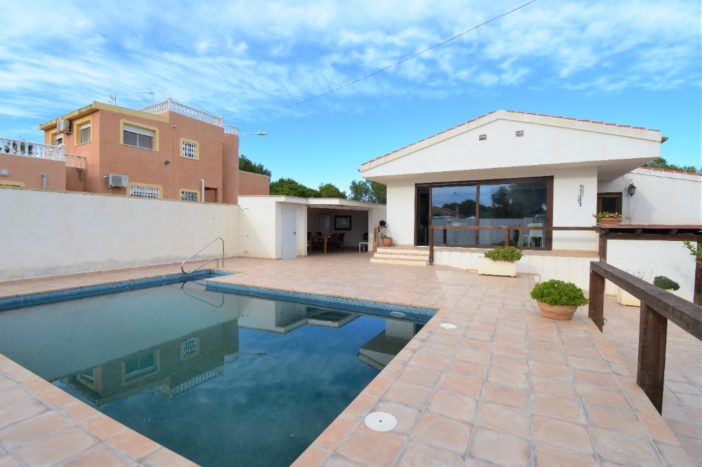 For sale - 4 Bedroom 2 Bathroom Villa in Pinar De Campoverde - Pinar De Campoverde  - Alicante