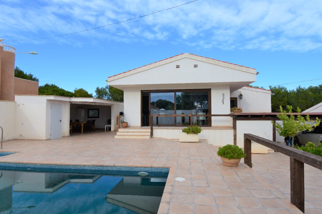 For sale - 4 Bedroom 2 Bathroom Villa in Pinar De Campoverde - Pinar De Campoverde  - Alicante