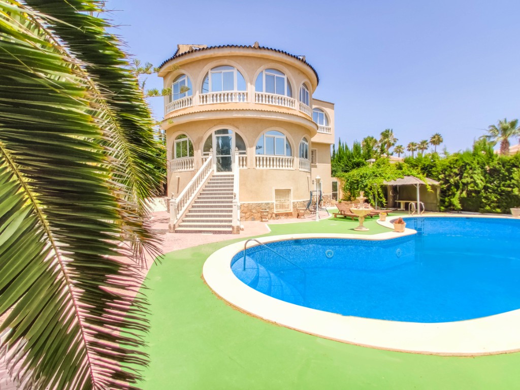 For sale - 5 Bedroom 3 Bathroom Villa in Ciudad Quesada - Ciudad Quesada  - Alicante