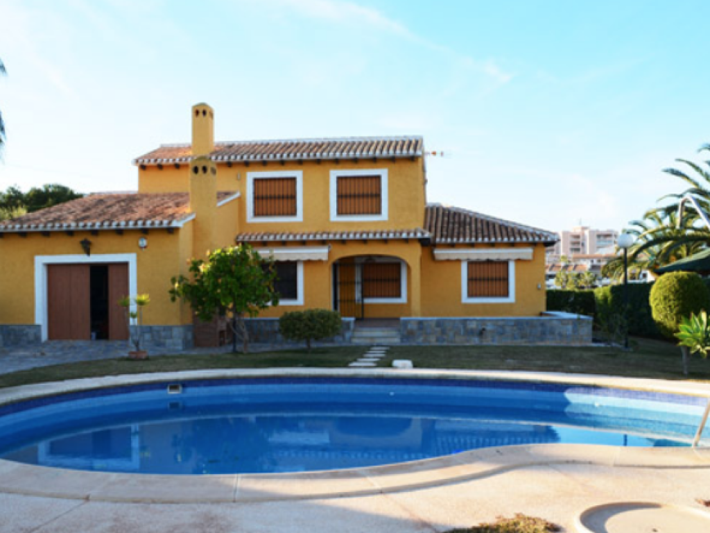 3 Bedroom 4 Bathroom Villa in Cabo Roig