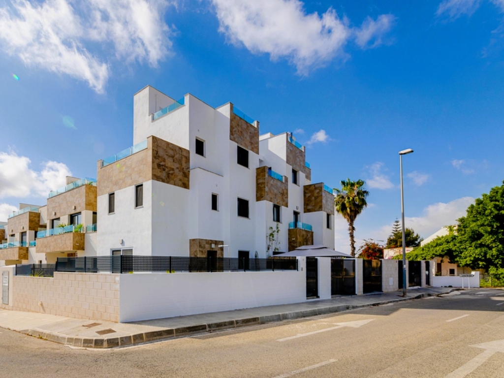 3 Bedroom 3 Bathroom Town House in Villamartin