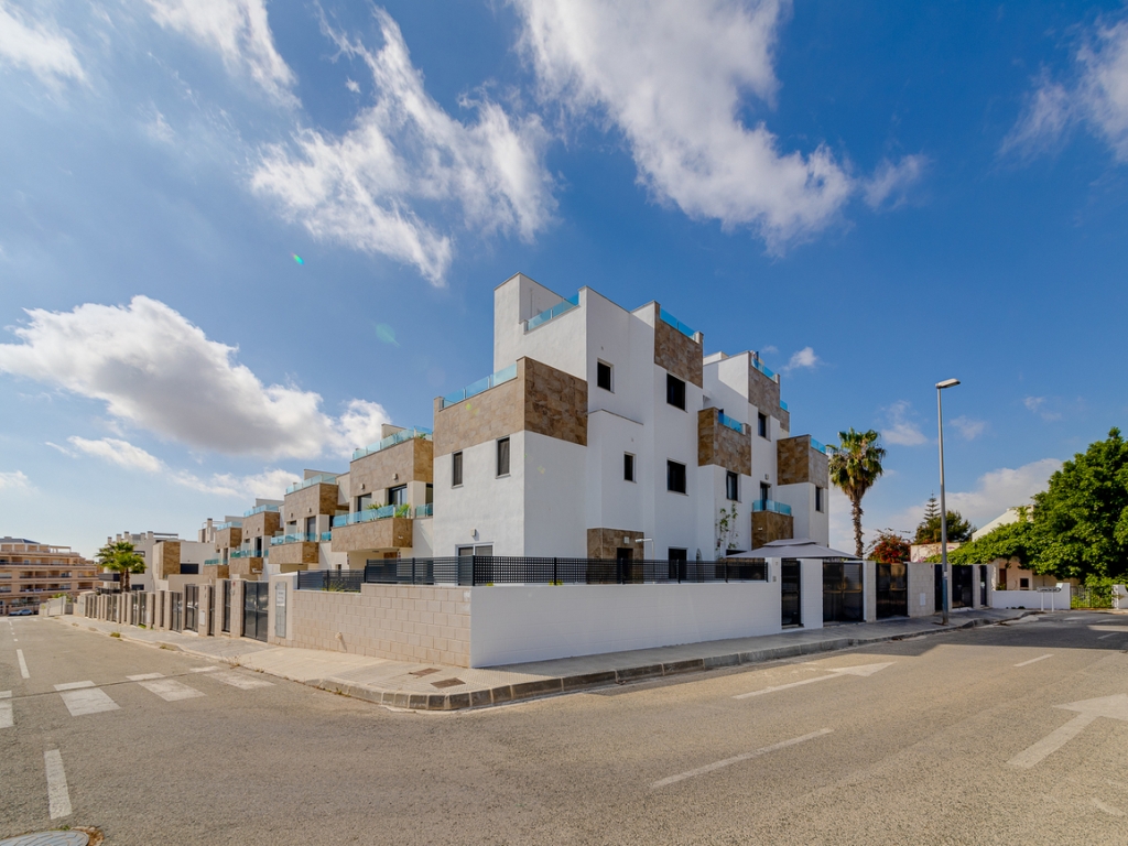 3 Bedroom 3 Bathroom Town House in Villamartin