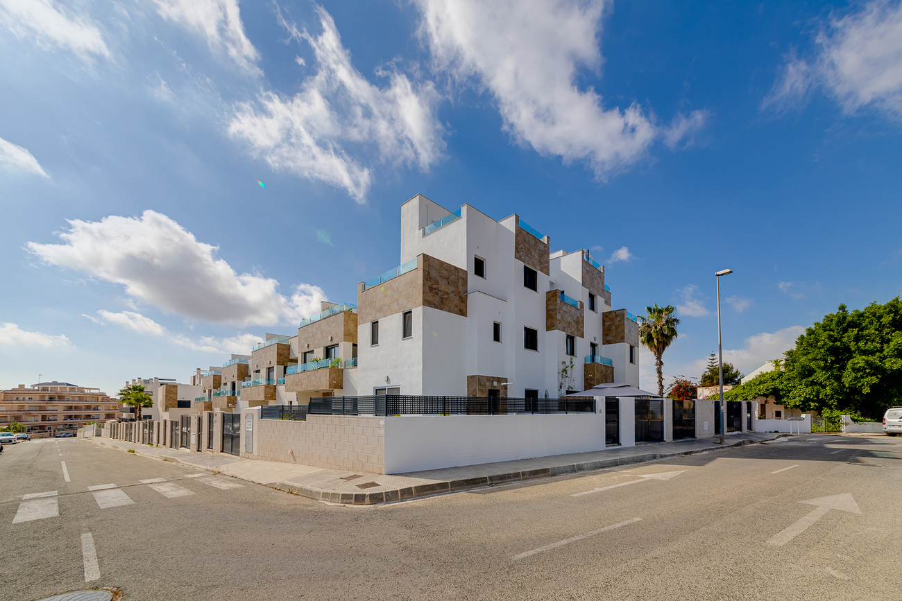 For sale - 3 Bedroom 3 Bathroom Town House in Villamartin - Costa Blanca  - Alicante