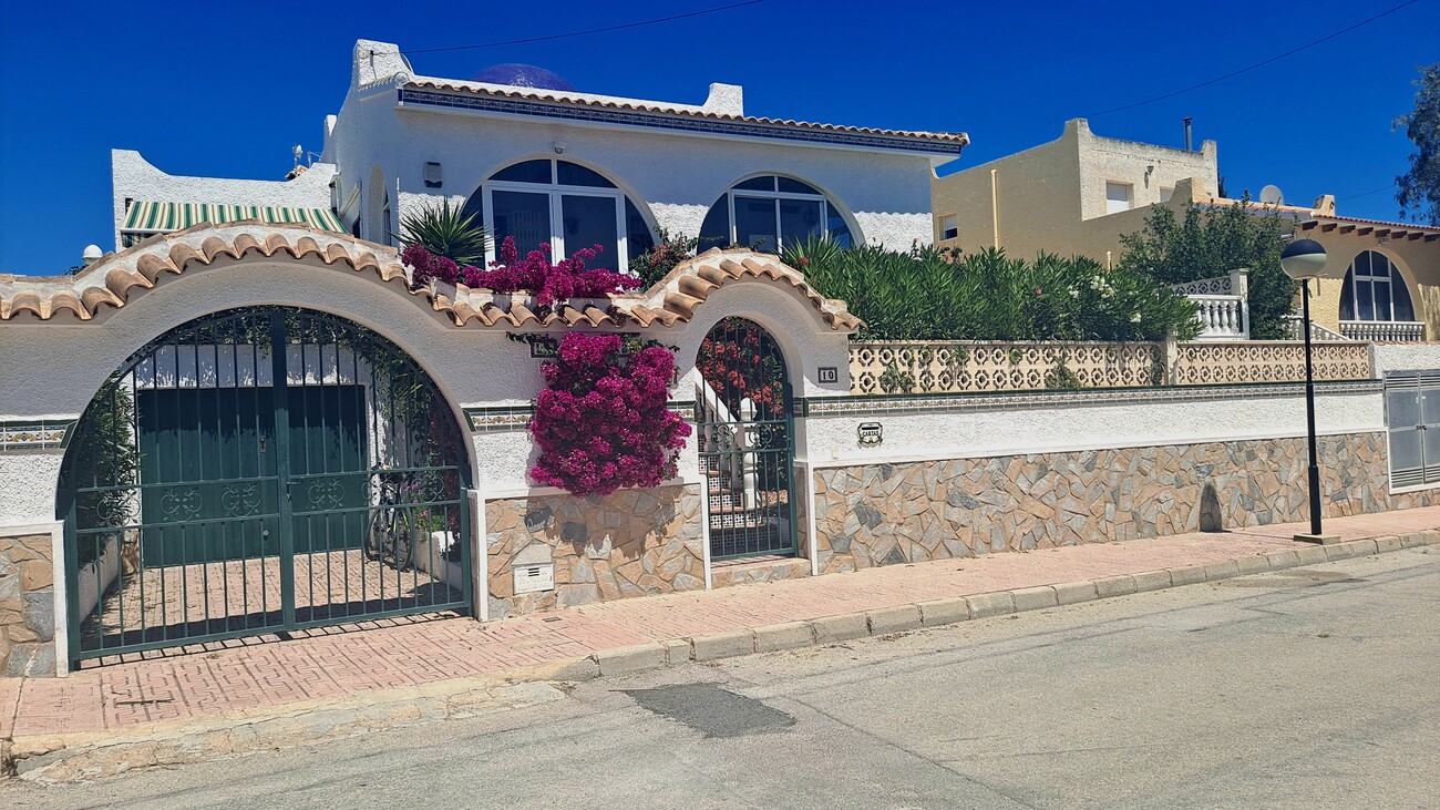 For sale - 3 Bedroom 2 Bathroom Villa in Villamartin - Blue Lagoon  - Alicante