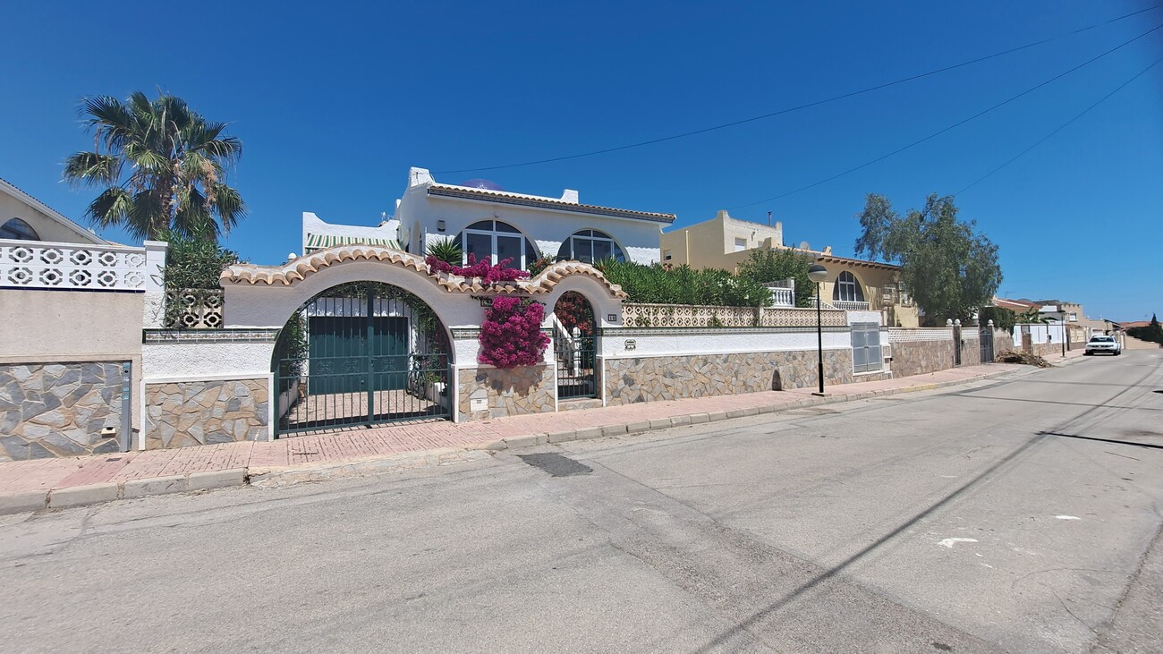 For sale - 3 Bedroom 2 Bathroom Villa in Villamartin - Blue Lagoon  - Alicante