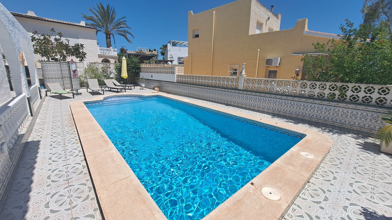 For sale - 3 Bedroom 2 Bathroom Villa in Villamartin - Blue Lagoon  - Alicante
