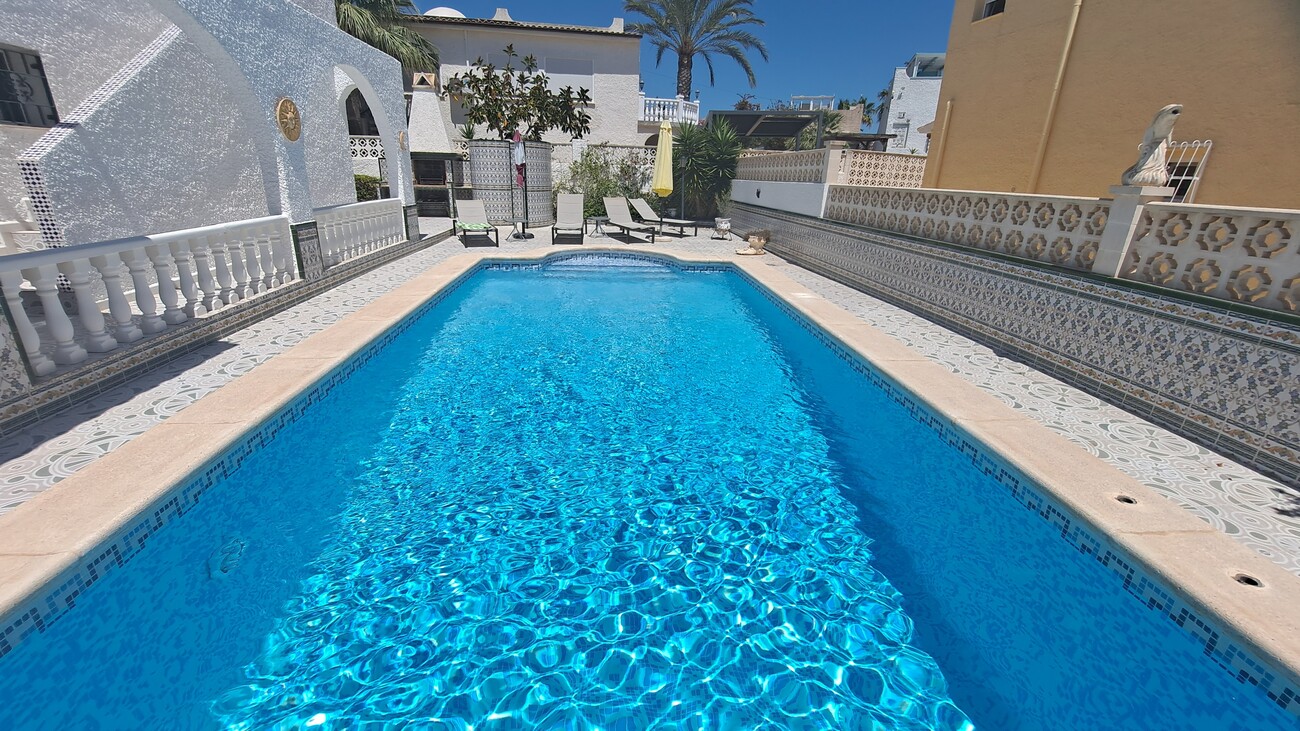 For sale - 3 Bedroom 2 Bathroom Villa in Villamartin - Blue Lagoon  - Alicante