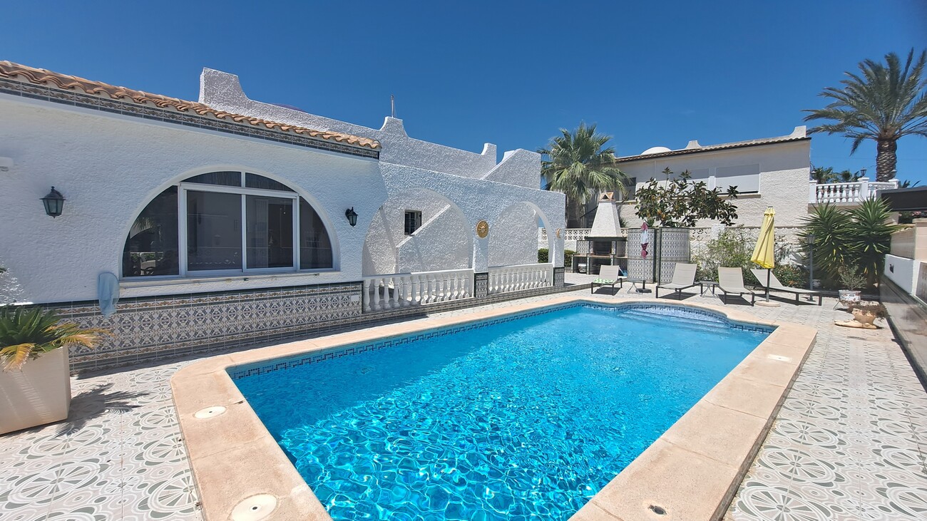 For sale - 3 Bedroom 2 Bathroom Villa in Villamartin - Blue Lagoon  - Alicante