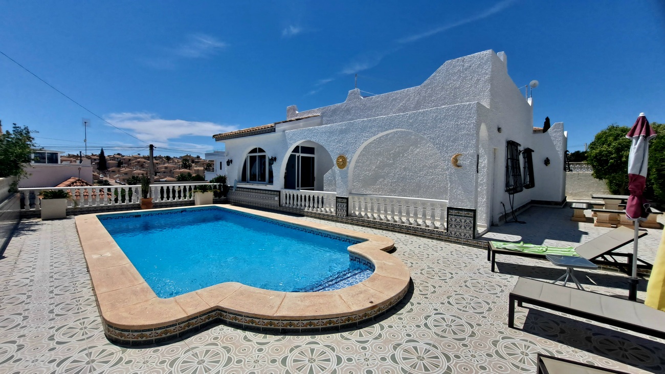 For sale - 3 Bedroom 2 Bathroom Villa in Villamartin - Blue Lagoon  - Alicante
