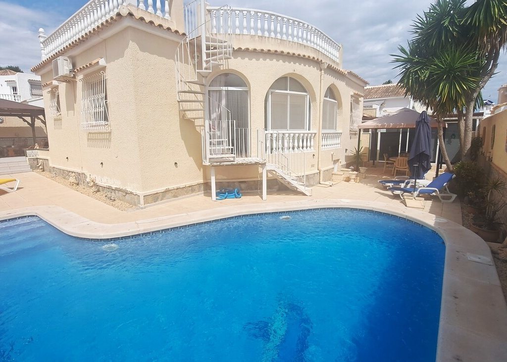 3 Bedroom 4 Bathroom Villa in Villamartin