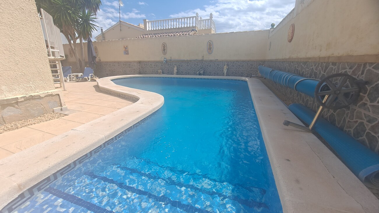 For sale - 3 Bedroom 4 Bathroom Villa in Villamartin - El Presidente  - Alicante