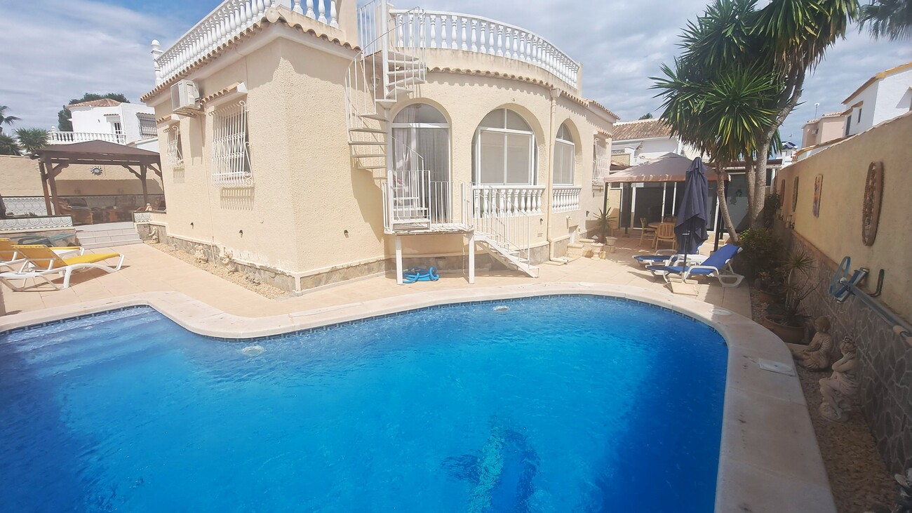 For sale - 3 Bedroom 4 Bathroom Villa in Villamartin - El Presidente  - Alicante