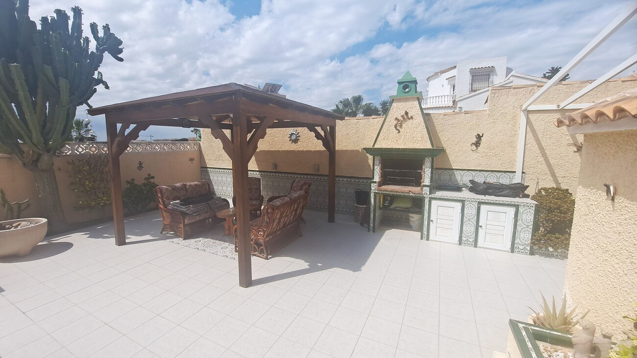 For sale - 3 Bedroom 4 Bathroom Villa in Villamartin - El Presidente  - Alicante