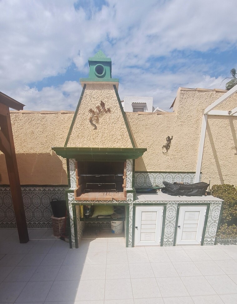 For sale - 3 Bedroom 4 Bathroom Villa in Villamartin - El Presidente  - Alicante