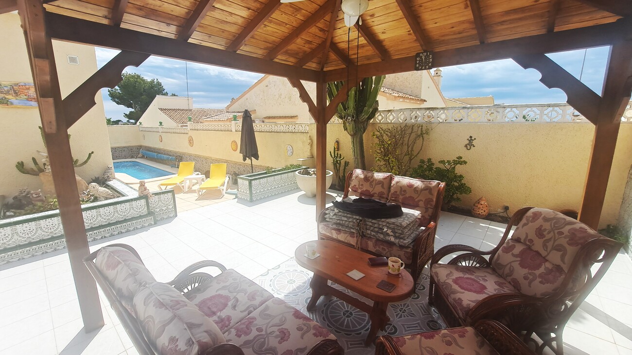 For sale - 3 Bedroom 4 Bathroom Villa in Villamartin - El Presidente  - Alicante
