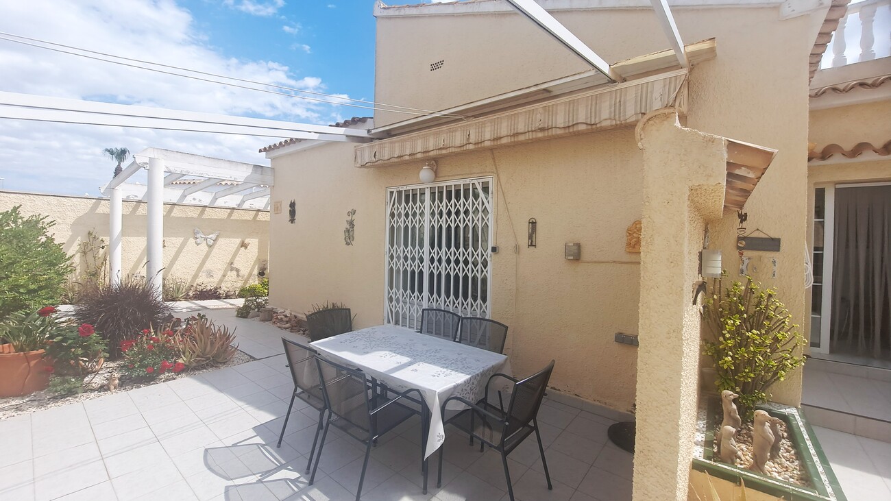 For sale - 3 Bedroom 4 Bathroom Villa in Villamartin - El Presidente  - Alicante