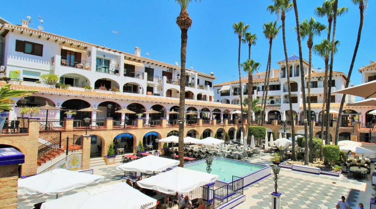 For sale - 3 Bedroom 4 Bathroom Villa in Villamartin - El Presidente  - Alicante