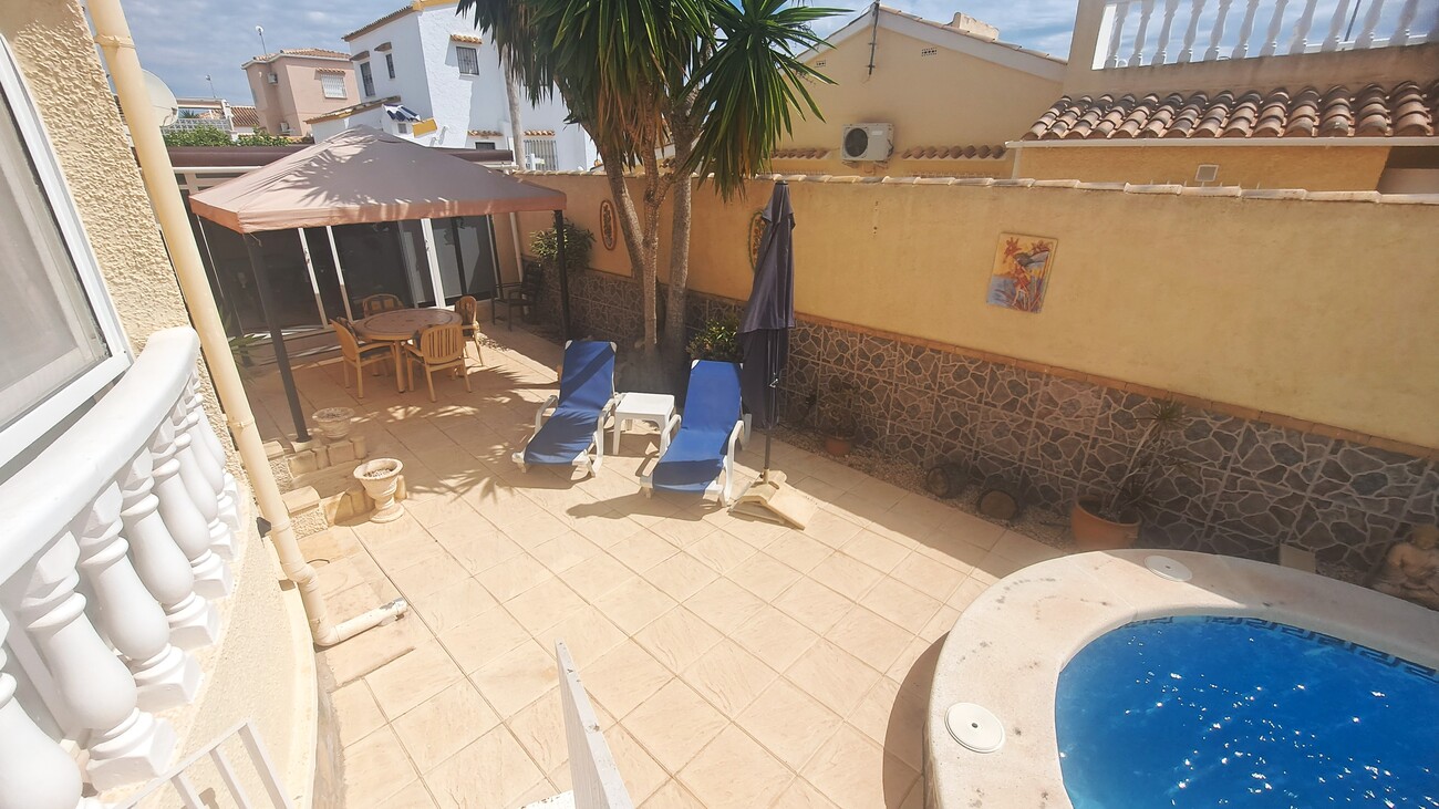 For sale - 3 Bedroom 4 Bathroom Villa in Villamartin - El Presidente  - Alicante