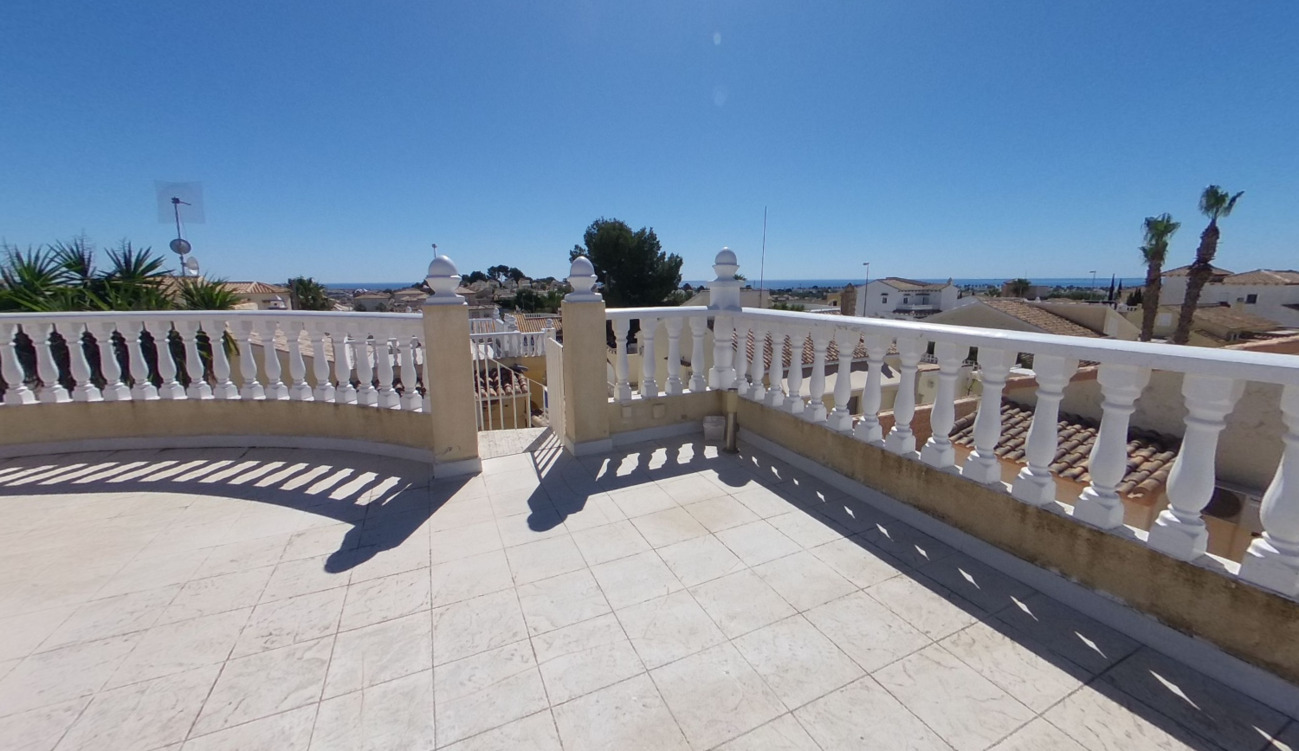 For sale - 3 Bedroom 4 Bathroom Villa in Villamartin - El Presidente  - Alicante
